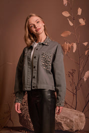 CHAQUETA DRIL GRIS CON METIDOS ANIMAL PRINT