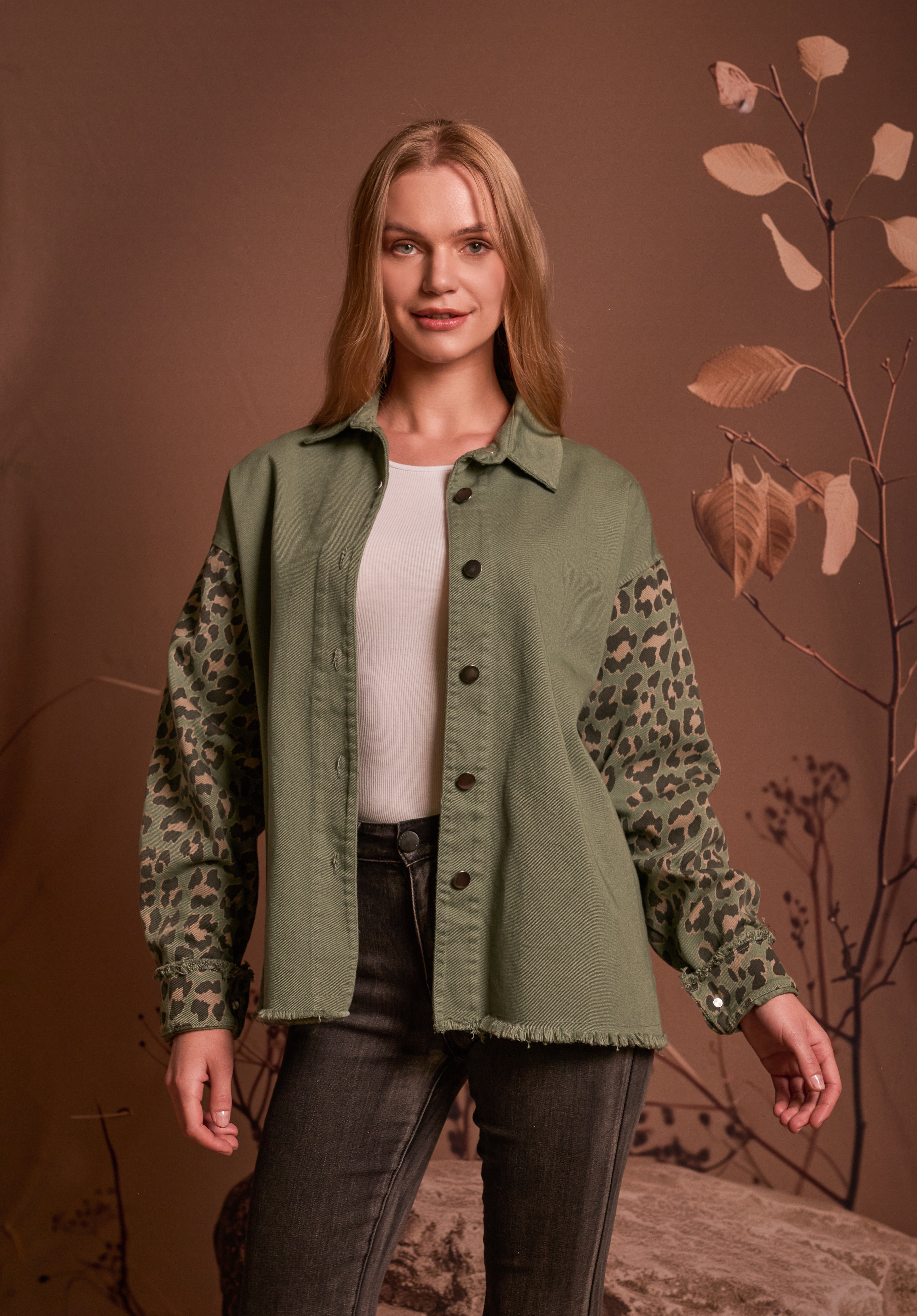 CHAQUETA DRIL VERDE MANGAS ANIMAL PRINT