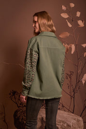 CHAQUETA DRIL VERDE MANGAS ANIMAL PRINT