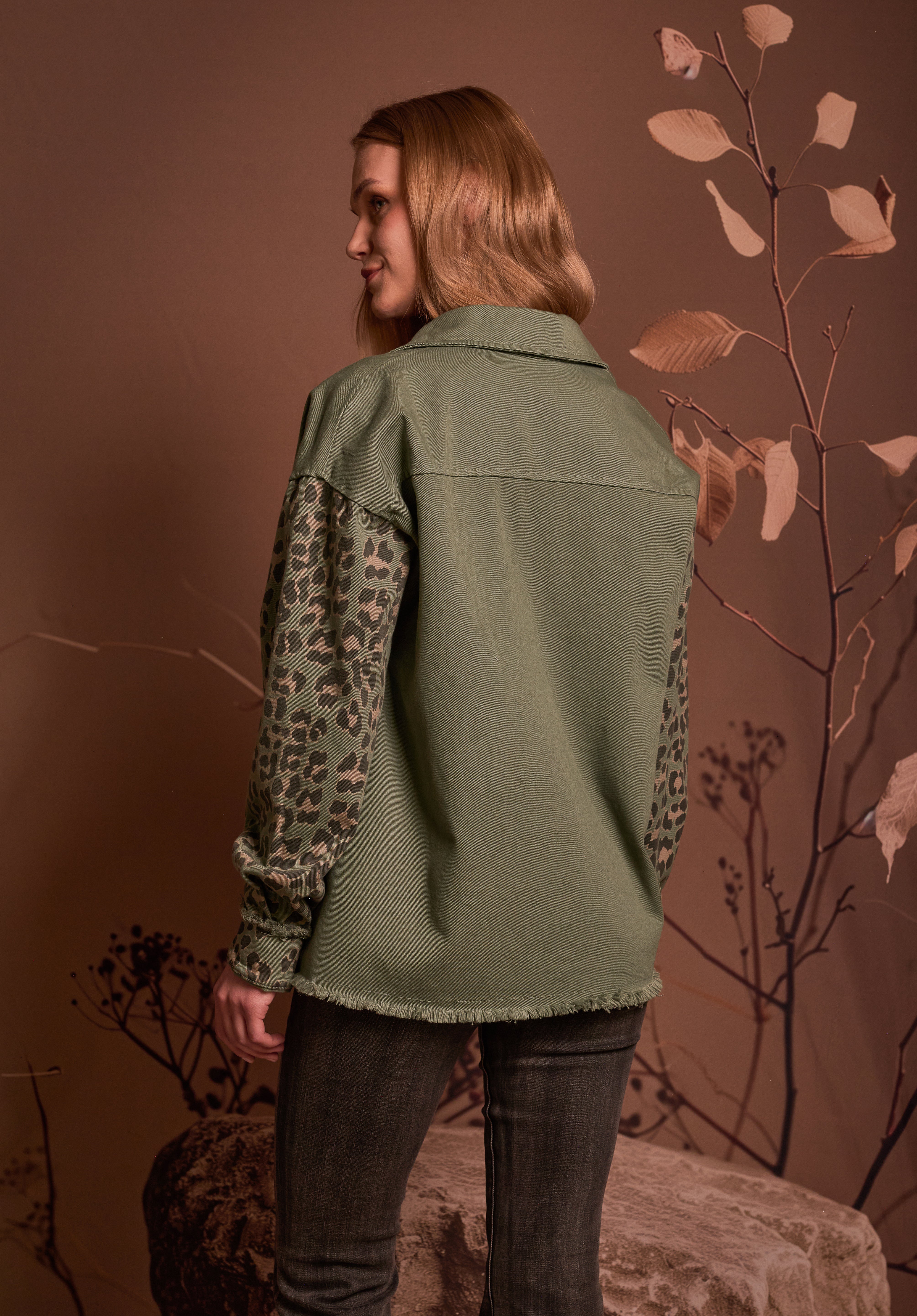 CHAQUETA DRIL VERDE MANGAS ANIMAL PRINT