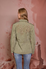 CHAQUETA DRIL CARGO BORDADO ESPALDA VERDE