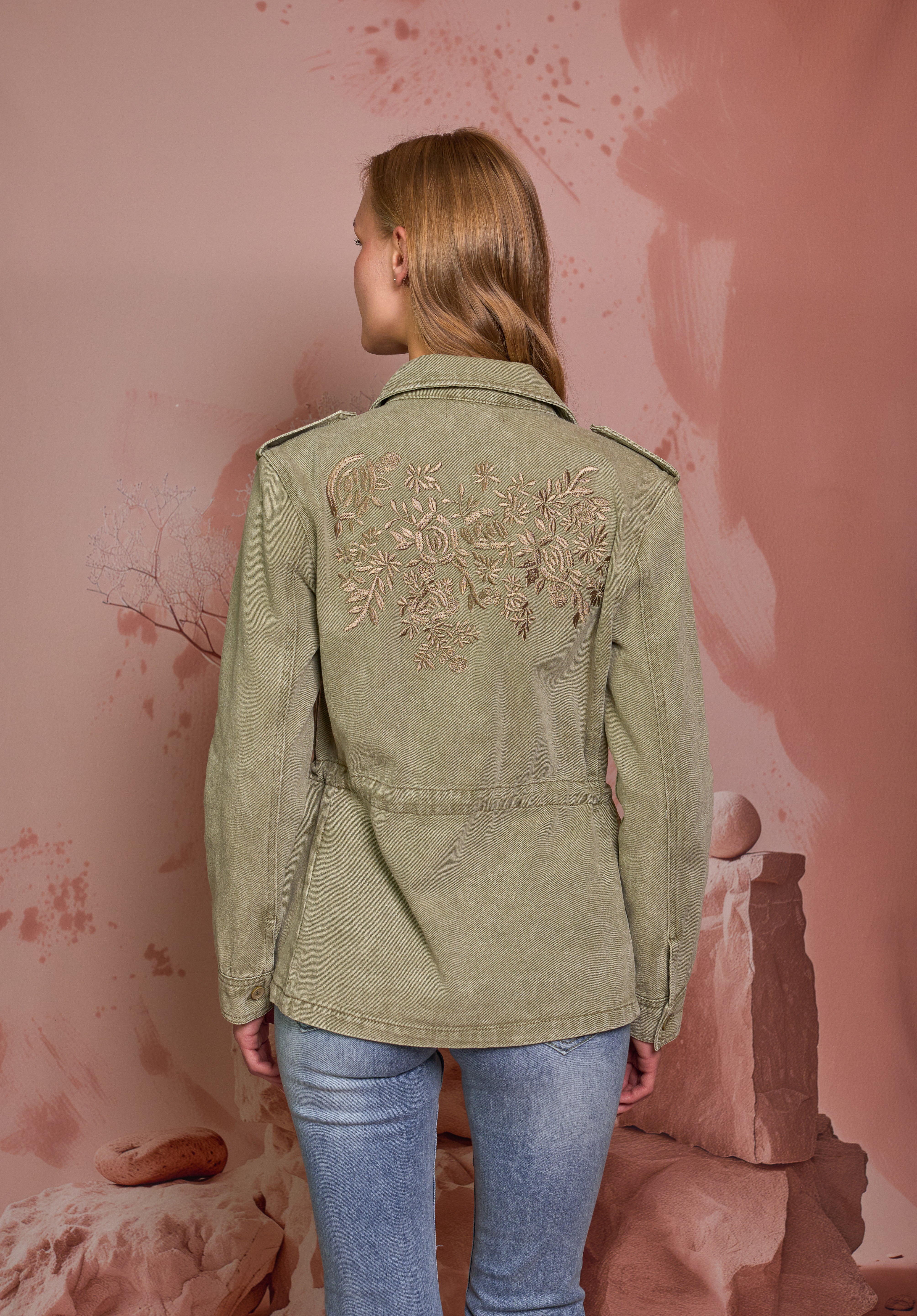 CHAQUETA DRIL CARGO BORDADO ESPALDA VERDE