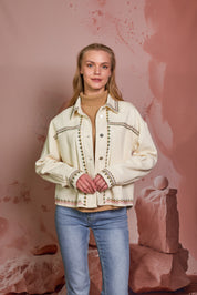 CHAQUETA OFF-WHITE CON BORDADO FUCSIA