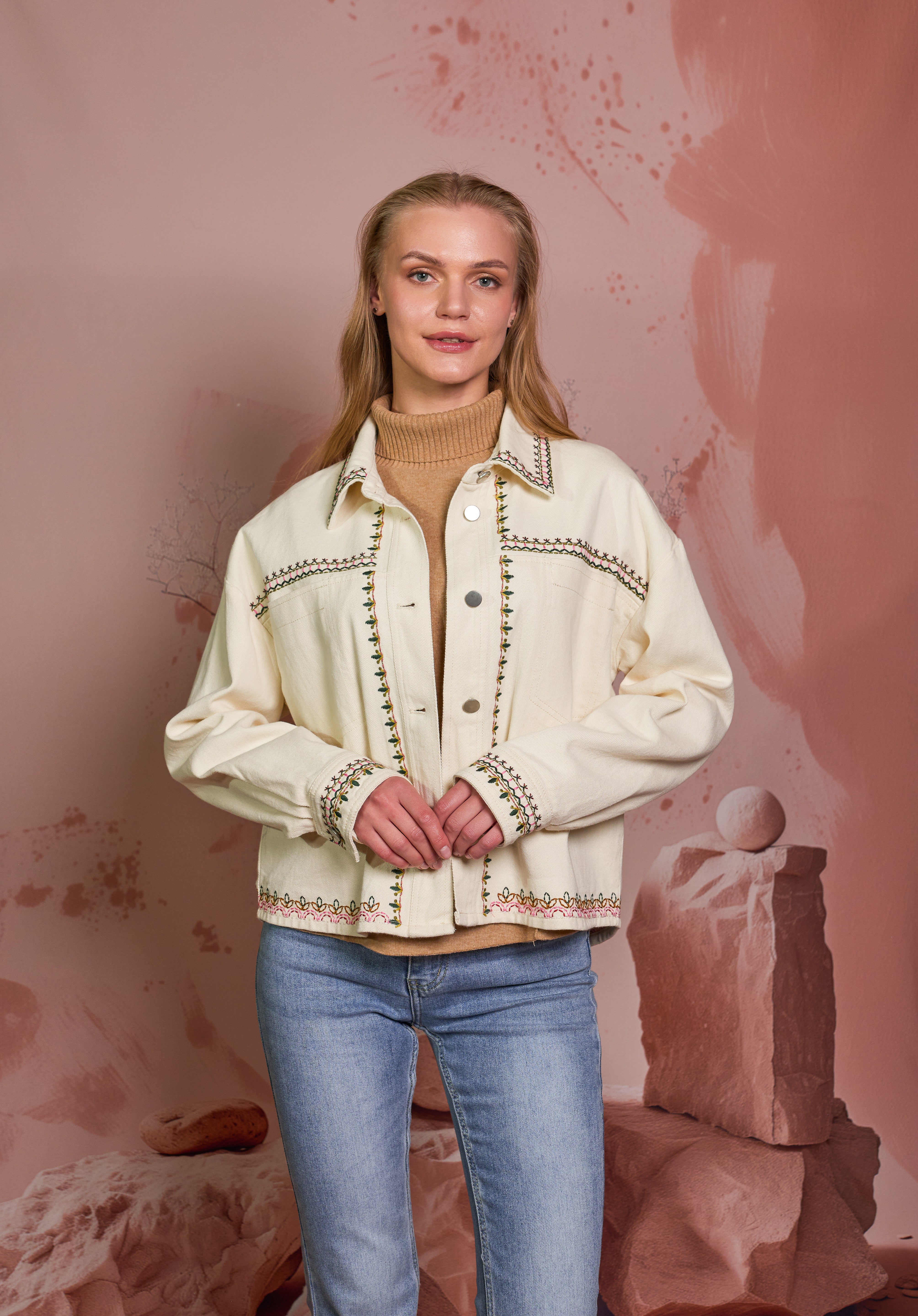 CHAQUETA OFF-WHITE CON BORDADO FUCSIA