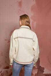 CHAQUETA OFF-WHITE CON BORDADO FUCSIA