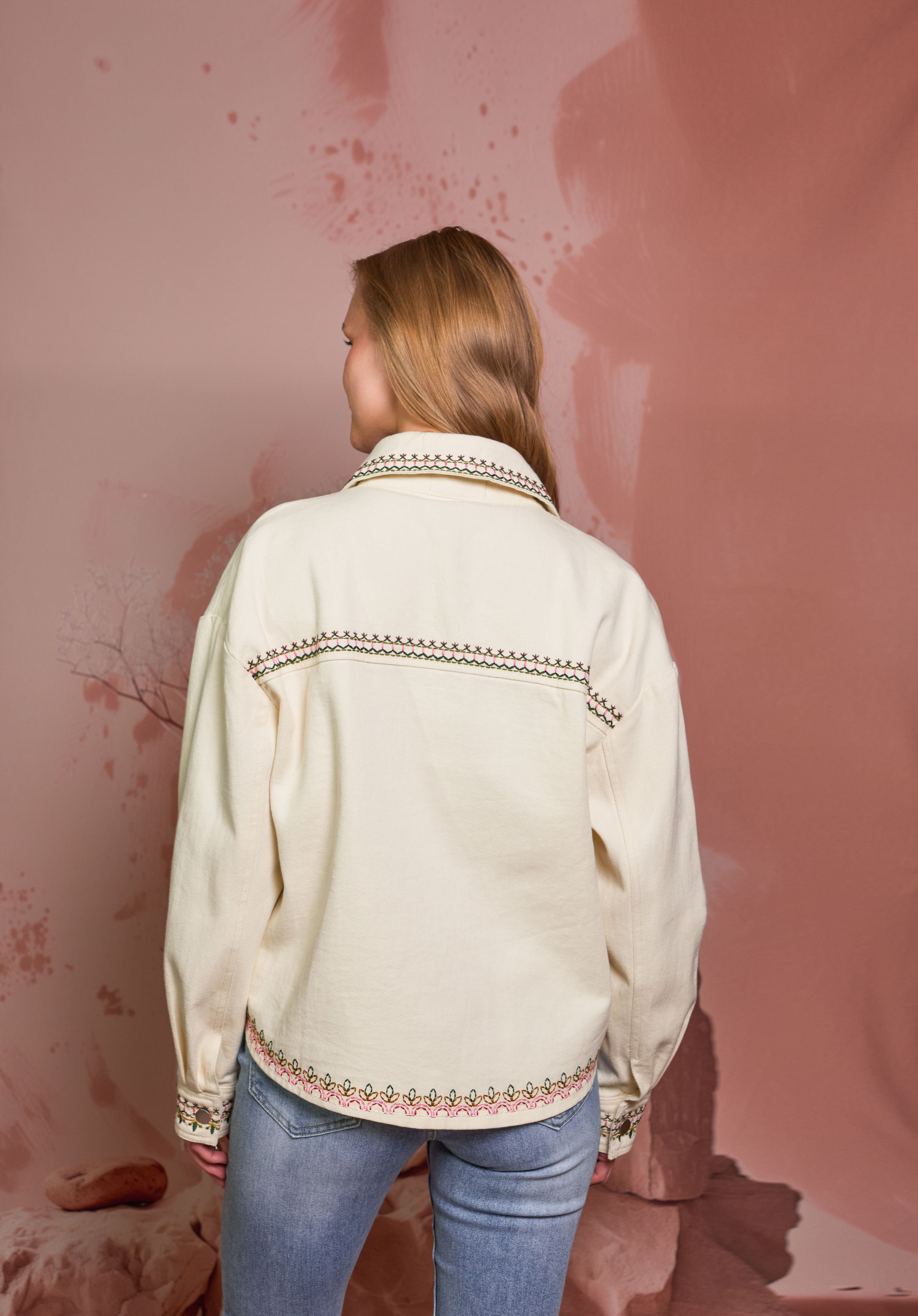 CHAQUETA OFF-WHITE CON BORDADO FUCSIA